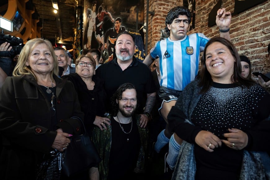 (231031) -- BUENOS AIRES, 31 octubre, 2023 (Xinhua) -- Imagen del 30 de octubre de 2023 de Rita (i), Ana (2-i-frente) y Claudia (d-frente), hermanas del fallecido exastro argentino del fútbol Diego Armando Maradona, posando junto a una escultura en honor al exfutbolista, realizada por el artista Daniel Mirtov (c-abajo), y al dueño del bar temático "Lo de Diego", Fabián Alfonso (c-arriba), durante un homenaje en el día que Maradona hubiera cumplido 63 años, en la ciudad de Buenos Aires, Argentina. Tres hermanas de Maradona admitieron el lunes que les quedó el sueño pendiente de conocer la Gran Muralla de China junto a él. (Xinhua/Martín Zabala) (mz) (jg) (ra) (ce)
