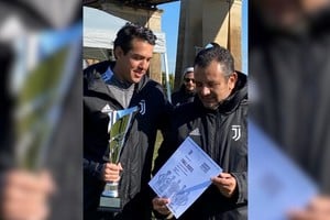 Luis Nuñez, en el momento de recibir una distinción por parte de la Juventus de Italia cuando estuvo trabajando en sus divisiones formativas.