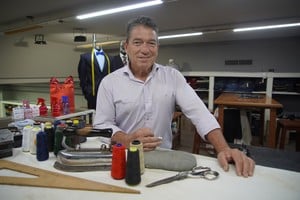 Oscar Vera en su taller, rodeado de telas, reglas y máquinas de coser. Foto: Fernando Nicola