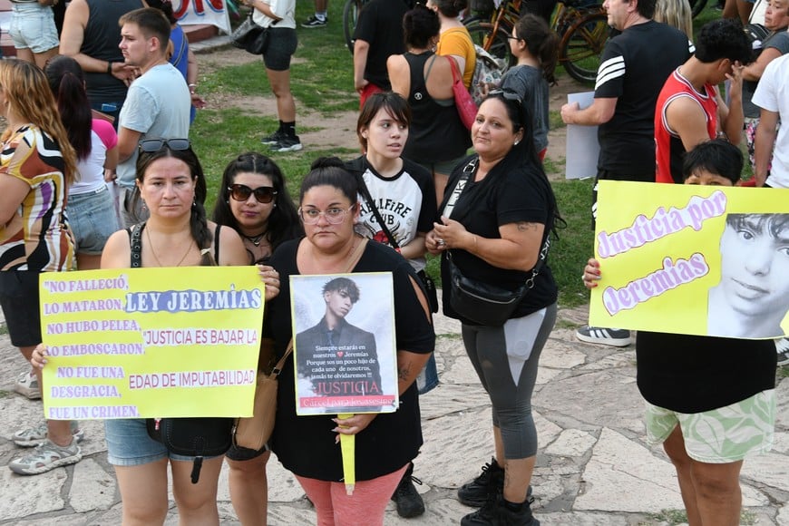 Marcha por Jeremía Monzón en Santo Tomé. Se pidió por la Ley Jeremías: "Justicia es bajar la edad de imputabilidad", reza el cartel.