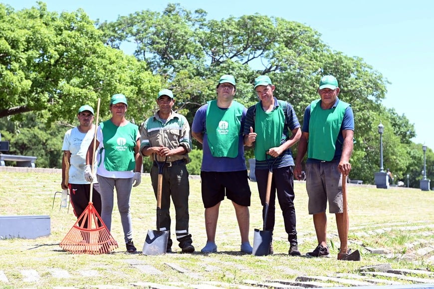 Estos trabajadores conformaron una cooperativa y se reconvirtieron, tras ejercer como cuidacoches. Archivo.
