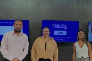 Una de las visitas fue a Crucijuegos, empresa santafesina con sede en Rosario y más de 30 años de trayectoria, dedicada al diseño, fabricación y distribución de juegos infantiles, mobiliario urbano, estaciones saludables y pisos de caucho para espacios públicos y privados.