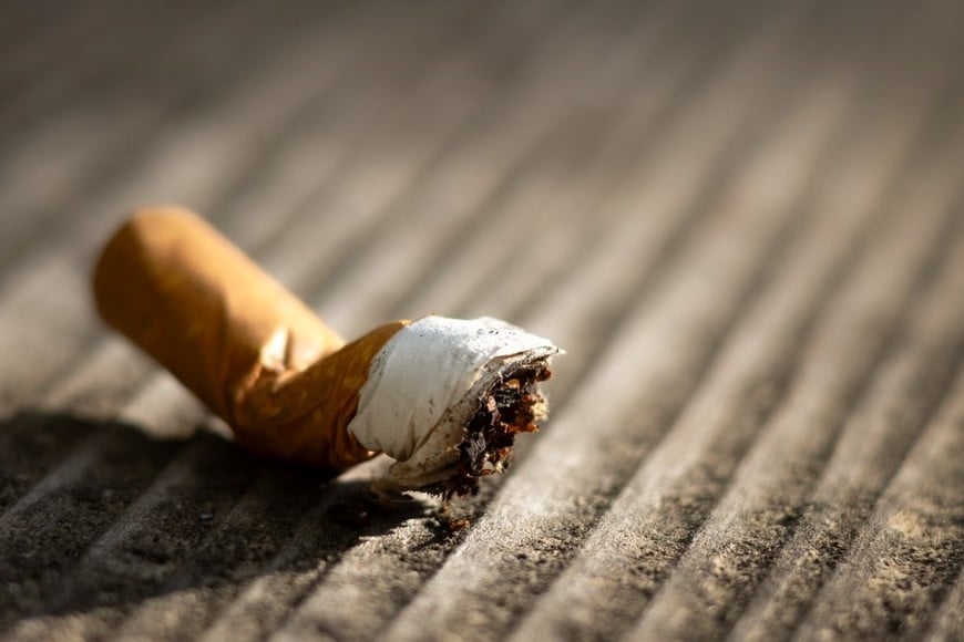 El descarte indebido de colillas afecta espacios verdes y áreas sensibles.