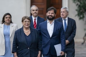 Bachelet acompañada por Boric y contando con el apoyo de los diplomáticos de Brasil y México durante la presentación. Crédito: Presidencia de Chile