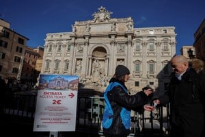 La Fontana di Trevi es visitada por más de 10 millones de personas al año, con picos de hasta 70.000 visitantes diarios, según datos oficiales de la ciudad.  REUTERS/Vincenzo Livieri