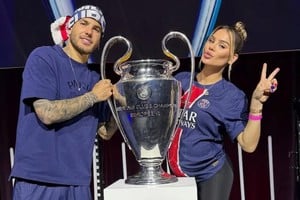 Lucas Hernández, defensor del Paris Saint-Germain (PSG) y  su esposa, Victoria Triay