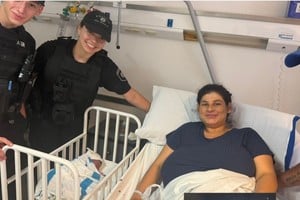 El bebé junto a sus padres y los policías que salvaron su vida. Foto: Gentileza