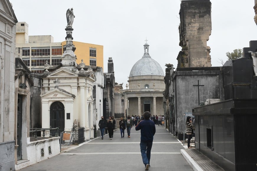 Cremación, la tendencia. Pero hay gente que sigue con la tradición del sepulcro. Crédito: Flavio Raina