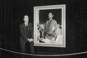 El pintor junto a una de las obras de la serie. Foto: Norman Rockwell Museum