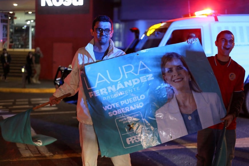 Supporters of presidential candidate Laura Fernandez of the Sovereign People's Party (PPSO) hold a banner and celebrate as she leads the general election, in San Jose, Costa Rica, February 1, 2026. REUTERS/Maynor Valenzuela