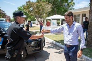 Pullaro en su visita a Carmen, hizo entrega de un patrullero para fortalecer la seguridad local.