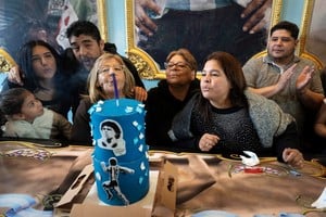 Rita y Claudia Maradona no podrán negociar ni administrar las marcas vinculadas a su hermano.