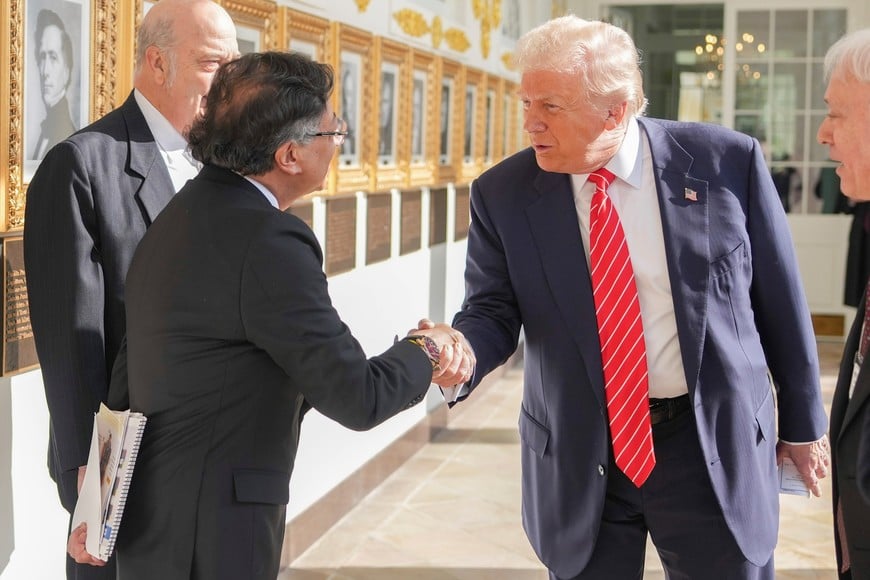 (260203) -- WASHINGTON, 3 febrero, 2026 (Xinhua) -- Imagen proveída por la Presidencia de Colombia del presidente estadounidense, Donald Trump (2-d), estrechando la mano del presidente colombiano, Gustavo Petro (frente), en el Salón Este de la Casa Blanca previo a su reunión, en Washington D. C., Estados Unidos, el 3 de febrero de 2026. (Xinhua/Juan Diego Cano/Presidencia de Colombia) (jg) (ra) (vf)