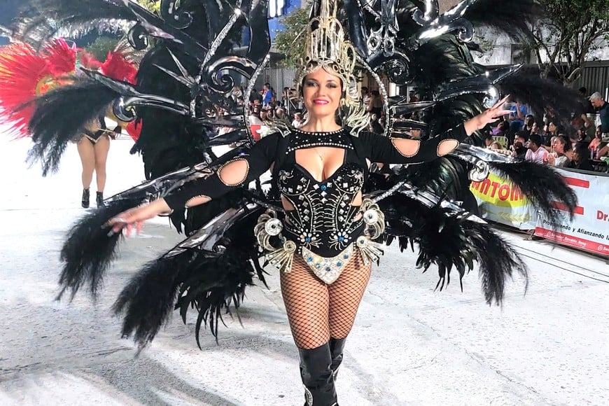 Cuando la noche se apodera de Vera. Aparece el encanto, el brillo y la pasión.