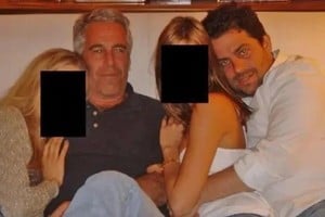 Aquí se ve a Brett Ratner a la derecha junto a Jeffrey Epstein y dos mujeres.