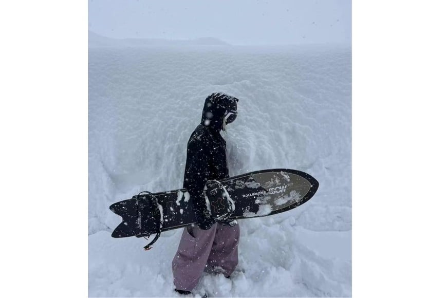 Brooke Day practicando snowboarder