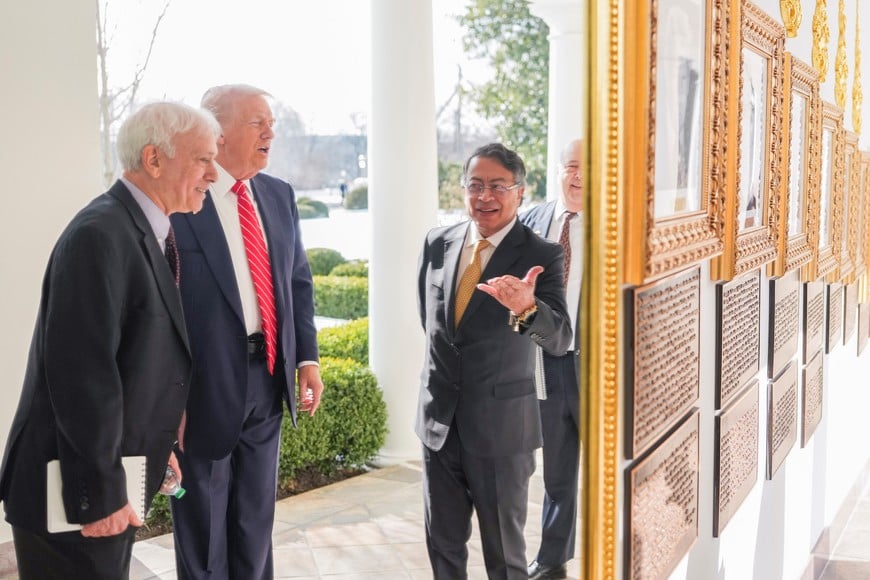 (260203) -- WASHINGTON, 3 febrero, 2026 (Xinhua) -- Imagen proveída por la Presidencia de Colombia del presidente estadounidense, Donald Trump (c), conversando con el presidente colombiano, Gustavo Petro (d), en el Salón Este de la Casa Blanca previo a su reunión, en Washington D. C., Estados Unidos, el 3 de febrero de 2026. (Xinhua/Juan Diego Cano/Presidencia de Colombia) (jg) (ra) (vf)