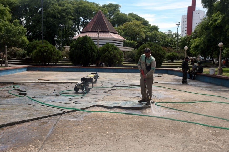 Limpieza de la fuente de la plaza Cristóbal Colón de Santa Fe. Imagen del 7 de enero de 2025.