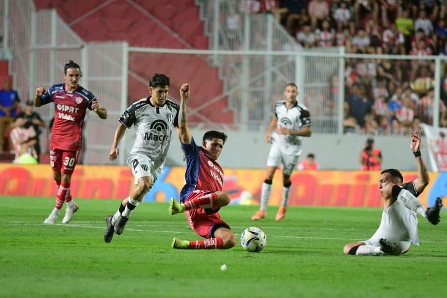 Unión vs Gimnasia de Mendoza. Foto: Manuel Fabatía