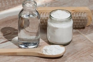 Solución versátil y económica con propiedades desinfectantes, blanqueadoras y desodorizantes.