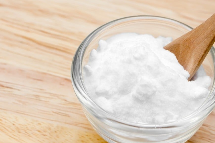 El bicarbonato de sodio actúa como un abrasivo suave