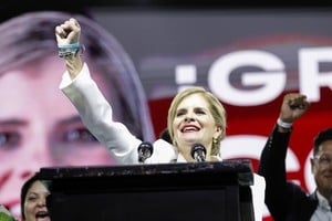 (260202) -- SAN JOSE, 2 febrero, 2026 (Xinhua) -- Imagen del 1 de febrero de 2026 de la candidata a la Presidencia de Costa Rica por el Partido Pueblo Soberano (PPSO), Laura Fernández, participando en una celebración, en San José, Costa Rica. La candidata oficialista Laura Fernández, del PPSO celebró el domingo el resultado de la elección presidencial de Costa Rica tras obtener el 48,51 por ciento de los votos. (Xinhua/ Francisco Cañedo) (fc) (rtg) (ah) (vf)