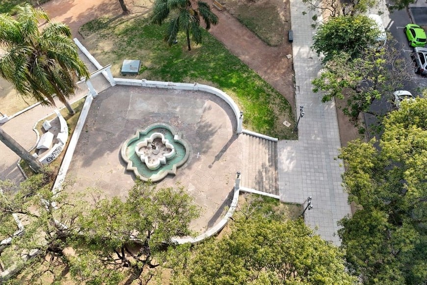 A través del padrinazgo, la plaza Constituyentes mejoró su arbolado. Crédito: Fernando Nicola