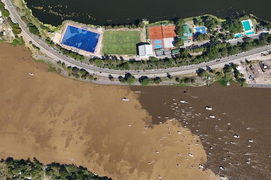 El cambio de tonos se produce a la altura del Puerto de Santa Fe, en la desembocadura del Canal de Acceso sobre el río Santa Fe.

Fernando Nicola.