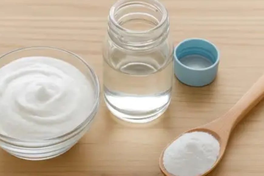 La mezcla de agua oxigenada y bicarbonato de sodio es considerada segura para la mayoría de los usos domésticos