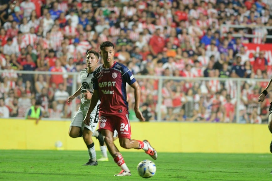 Orden y gol. Profini jugó un gran partido ante Gimnasia. Foto: Manuel Fabatía.