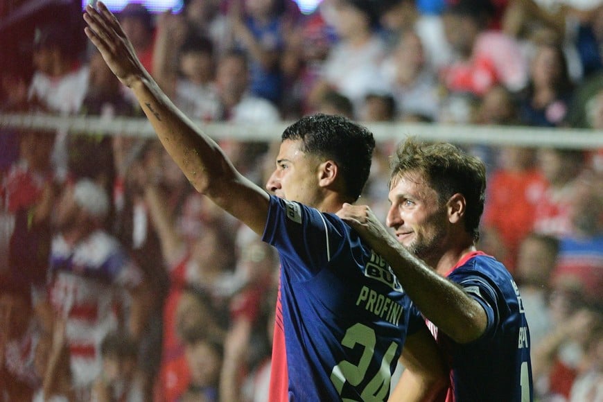 Festejo de gol. Profini convirtió por primera vez. Foto: Manuel Fabatía.