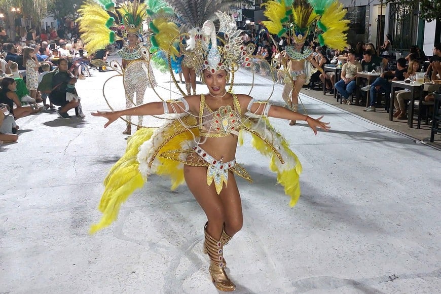 Cuando la noche se apodera de Vera. Aparece el encanto, el brillo y la pasión.