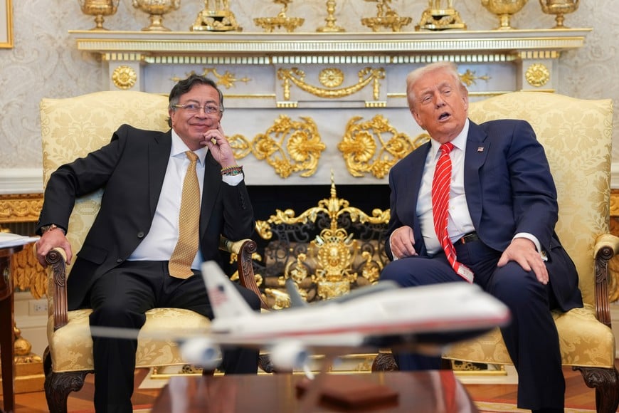 (260203) -- WASHINGTON, 3 febrero, 2026 (Xinhua) -- Imagen proveída por la Presidencia de Colombia del presidente estadounidense, Donald Trump (d), reuniéndose con el presidente colombiano, Gustavo Petro (i), en la Oficina Oval de la Casa Blanca, en Washington D. C., Estados Unidos, el 3 de febrero de 2026. (Xinhua/Juan Diego Cano/Presidencia de Colombia) (jg) (ra) (vf)