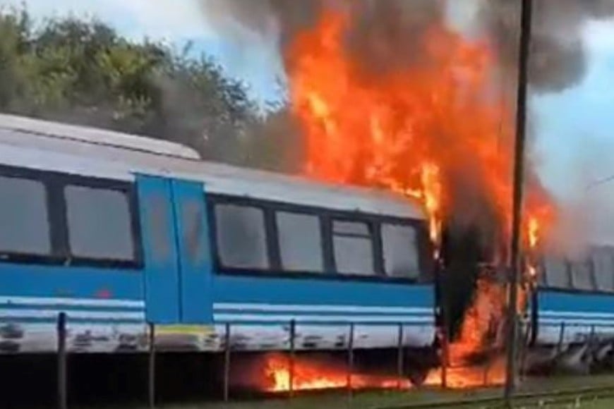 Los pasajeros descendieron de la formación con ayuda de los equipos de emergencia