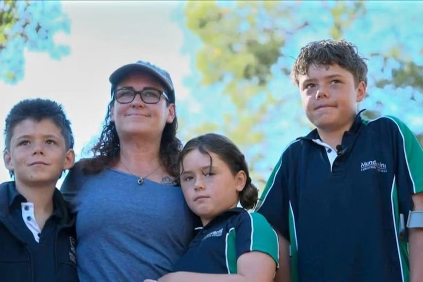 La familia fue encontrada, aferrada a una tabla de paddleboard en mar abierto, y rescatada con vida.