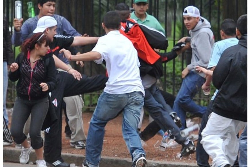 La violencia entre jóvenes no es un fenómeno nuevo, pero su exposición permanente en redes sociales la volvió más  difícil de frenar.