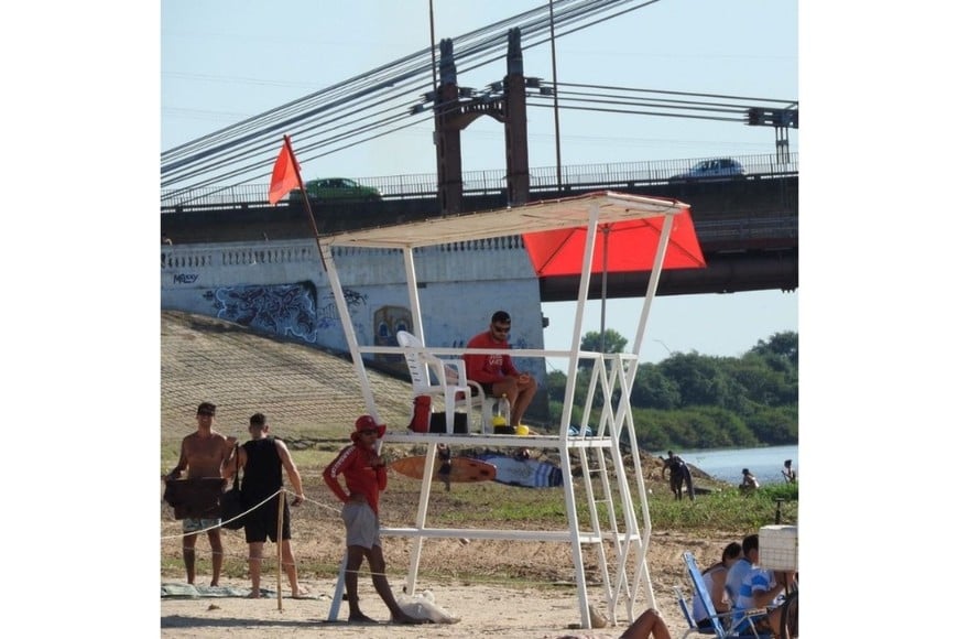 Presencia de palometas: colocaron una bandera roja en la playa