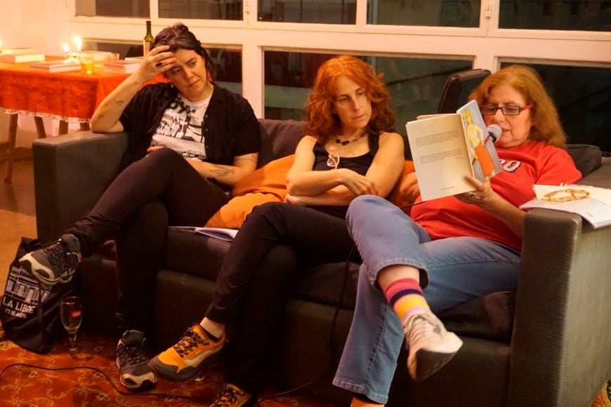 Escritora, cronista y crítica cultural rosarina Beatriz Vignoli  junto a Silvia Castro y Paula Peyseré, en la presentación del libro “Sol salvaje” en Buenos Aires