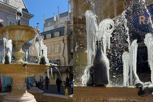 Videos y fotografías difundidos en redes sociales mostraron carámbanos formándose en distintas atracciones y estructuras de los parques, generando sorpresa entre los visitantes.