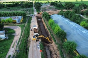 Esperanza continúa con una obra estratégica para mejorar el drenaje urbano