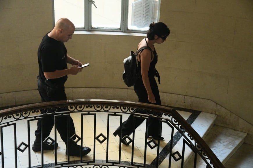 La llegada de la madre de Jeremías Monzón a tribunales. Crédito: Guillermo Di Salvatore