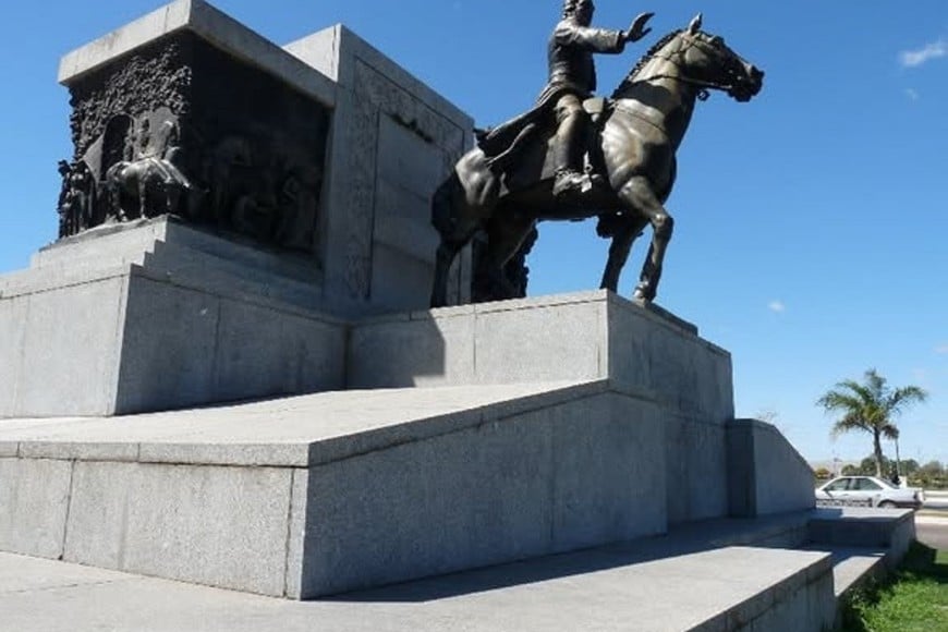 Imagen del monumento que recuerda al Brigadier General Estanislao López en la costanera santafesina, obra del escultor Juan C. Oliva Navarro.