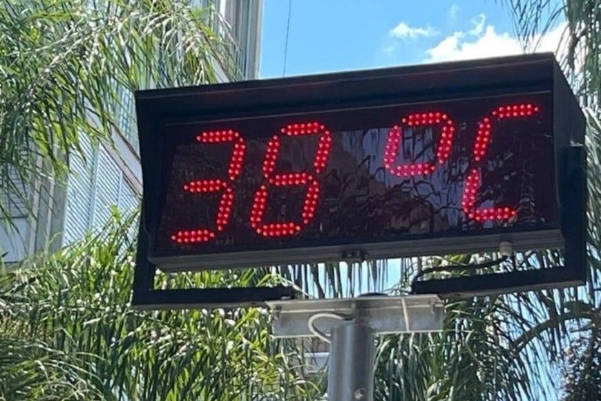 El reloj del centro de Concordia, que también marca la temperatura, atestiguó el récord de Concordia como la ciudad más calurosa del país. Foto: Belén Fedullo