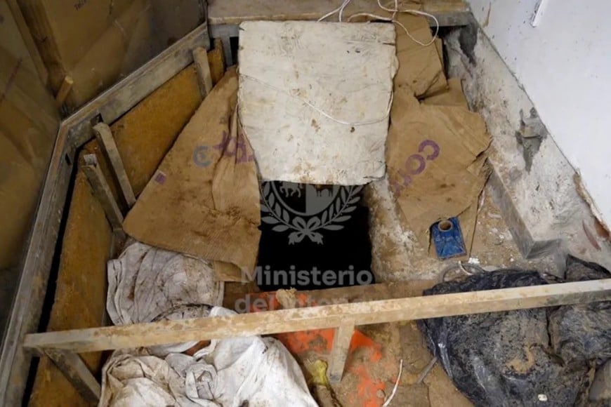 Así es por dentro el túnel que cavaron nueve delincuentespara entrar a robar.