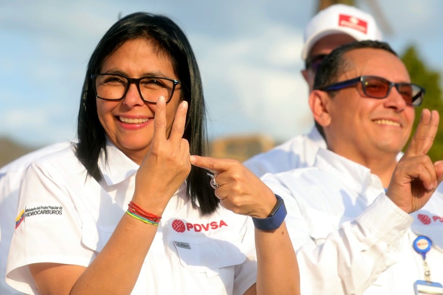 (260125) -- ANZOATEGUI, 25 enero, 2026 (Xinhua) -- Imagen proveída por la Presidencia de Venezuela de la presidenta encargada venezolana, Delcy Rodríguez (i), participando en un acto en Puerto La Cruz, en el estado Anzoátegui, Venezuela, el 25 de enero de 2026. La reforma de la Ley Orgánica de Hidrocarburos que impulsa el Gobierno de Venezuela servirá para la "felicidad económica" del país, afirmó el domingo la presidenta encargada, Delcy Rodríguez. (Xinhua/Presidencia de Venezuela) (ms) (rtg) (ah)