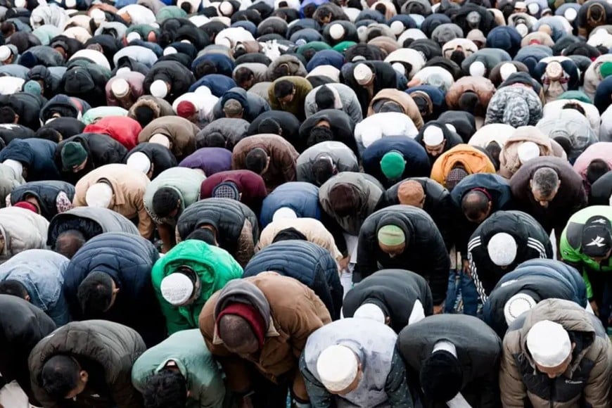 Comuidad musulmana orando. La oración musulmana, Salat (o Salah), es uno de los cinco pilares del Islam, obligatoria cinco veces al día (alba, mediodía, tarde, ocaso, noche). Se realiza en árabe mirando hacia La Meca.