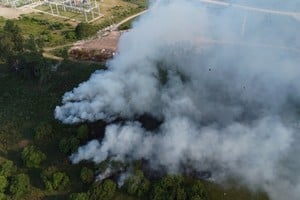 El persistente humo de las quemas del basural en Rincón. Archivo El Litoral
