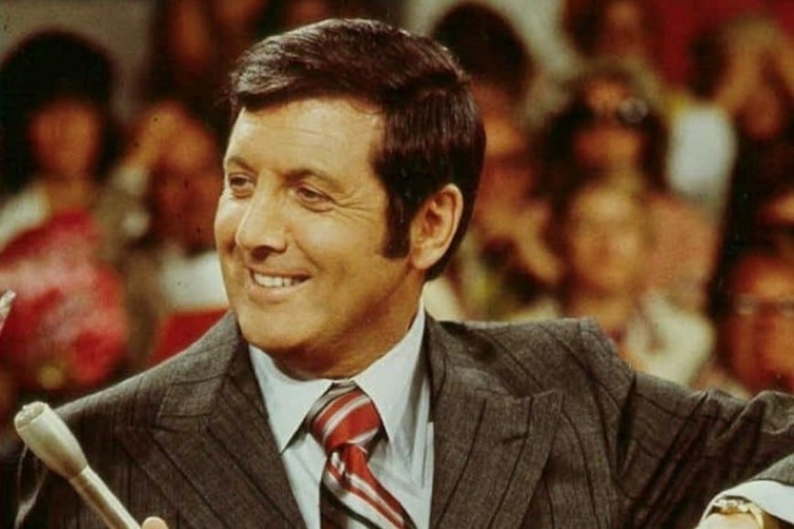 Monte Halparin (1921-2017), mucho más conocido como Monty Hall, fue un presentador de programas de televisión, productor y filántropo canadiense-estadounidense. Pasó gran parte de sus días posteriores a "Trato hecho" (del cual fue el conductor principal entre los años 1963 y 1986) involucrado en labores filantrópicas, ya que durante su vida ayudó a recaudar cerca de mil millones de dólares para la caridad. Fue varias veces honrado por su esfuerzo caritativo, a tal punto que los pabellones del Hospital Mount Sinai en Toronto y el Hospital Universitario Hahnemann en Filadelfia reciben el nombre en su honor.