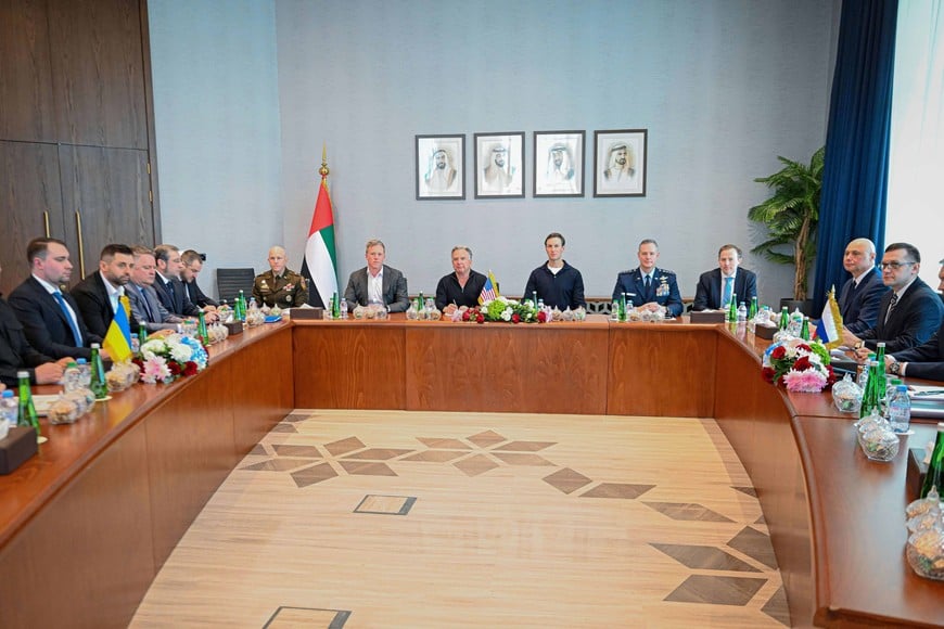 (260204) -- ABU DHABI, 4 febrero, 2026 (Xinhua) -- La segunda ronda de conversaciones entre Rusia y Ucrania mediada por Estados Unidos se llevan a cabo en Abu Dhabi, Emiratos Arabes Unidos, el 4 de febrero de 2026. (Xinhua/WAH) (ah) (ra) (vf)