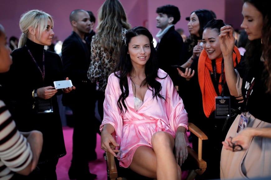 Model Adriana Lima gets ready backstage before the Victoria's Secret Fashion Show at the Grand Palais in Paris, France, November 30, 2016. REUTERS/Benoit Tessier FOR EDITORIAL USE ONLY. NOT FOR SALE FOR MARKETING OR ADVERTISING CAMPAIGNS francia paris Adriana Lima desfile de Victoria Secret en Paris moda desfiles ropa interior lenceria